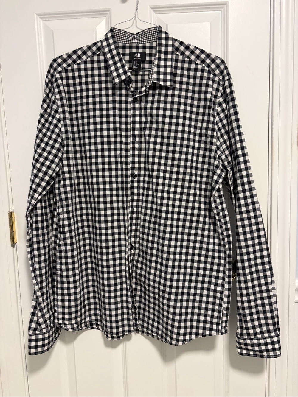 H&M men’s long sleeve button down casual shirt. Size XL. Blk/white checked